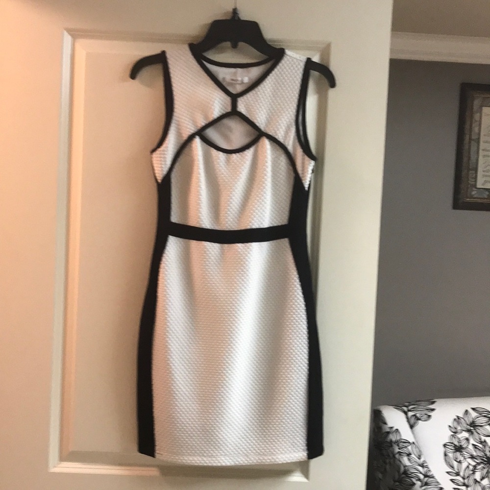 Awesome fitted keyhole dress.